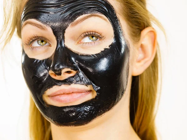 Дівчина чорний карбон очищає маску на обличчі — стокове фото