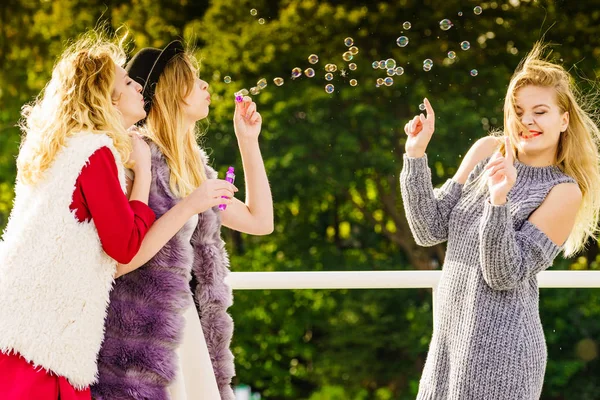 Frauen pusten Seifenblasen, haben Spaß — Stockfoto