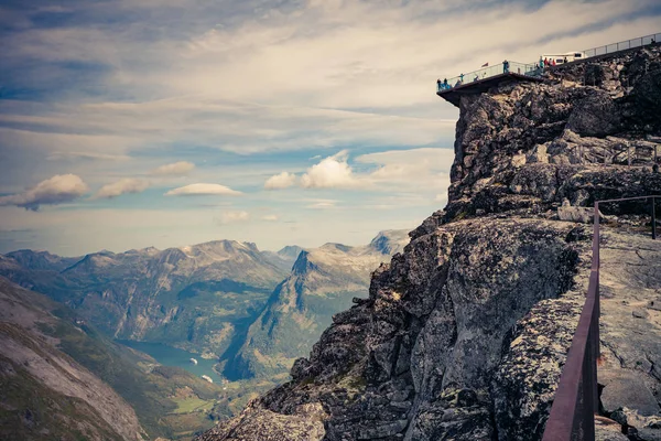 Montañas paisaje con mirador Dalsnibba, Noruega — Foto de Stock