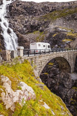 Camper araba Norveç dağlarında