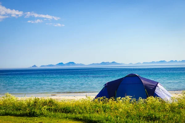 Seascape com tenda na praia, Lofoten Noruega — Fotografia de Stock