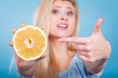 Greyfurt narenciye işaret eden kadın