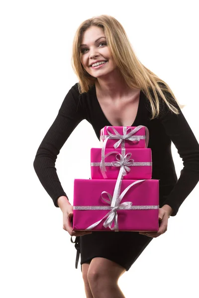 Menina segurando pilha de caixas de presente rosa — Fotografia de Stock