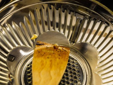 Boş kâse ve ahşap spatula.