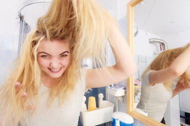 uzun sarı saçlı kadın