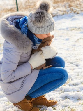 Kış aylarında köpekle oynamayı kadın