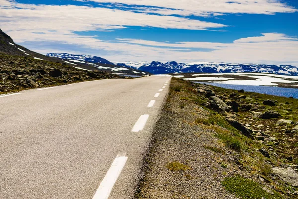 Asfalterad väg i norska berg — Stockfoto