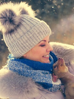 Kış aylarında köpekle oynamayı kadın