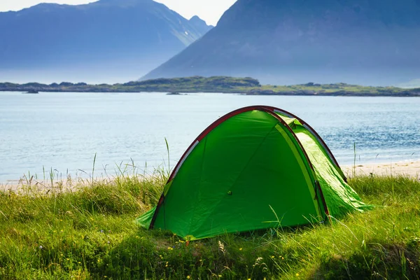 Paesaggio marino con tenda sulla spiaggia, Lofoten Norvegia — Foto Stock