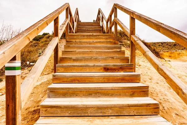 Деревянная лестница на пляже — стоковое фото