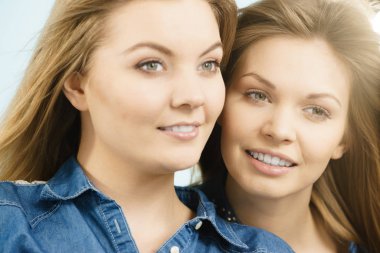 İki mutlu kadın arkadaşlar eğlenmeye