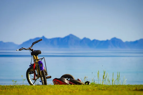 Fahrrad am Strand, lofoten Norwegen — Stockfoto