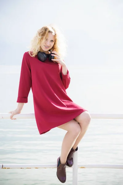 Mujer con vestido rojo y auriculares —  Fotos de Stock