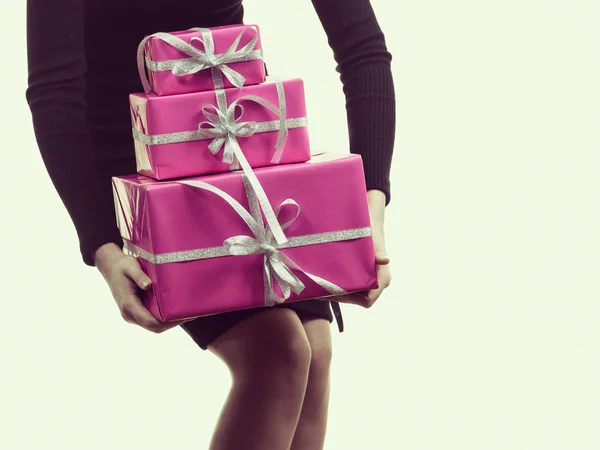 Девушка несет много розовых подарочных коробок — стоковое фото