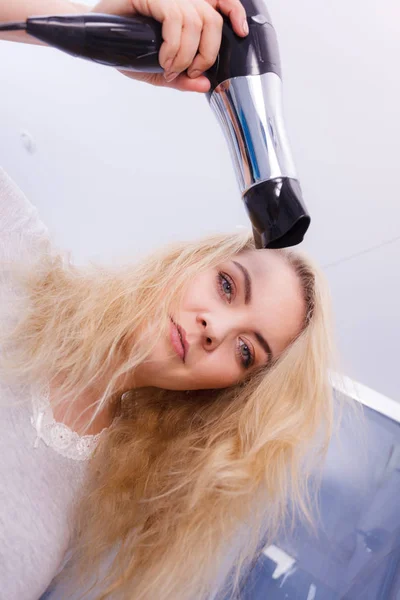 Mulher secando o cabelo no banheiro — Fotografia de Stock