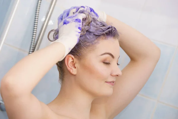 Жінка під душем з кольоровою піною на волоссі — стокове фото