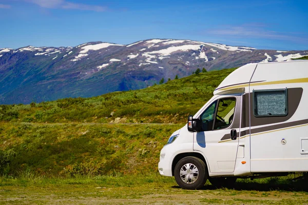 Camper coche en noruego montañas — Foto de Stock