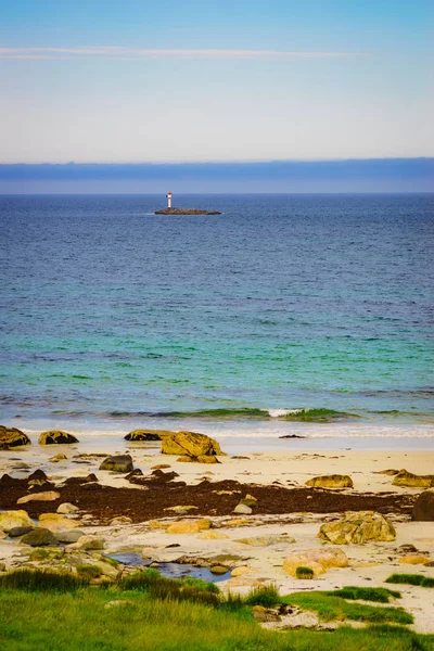 Praia de areia de paisagem marinha com farol no horizonte — Fotografia de Stock