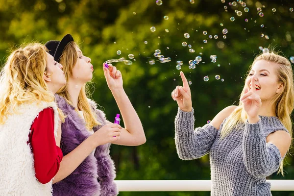 Vrouwen blazen zeepbellen, plezier maken — Stockfoto