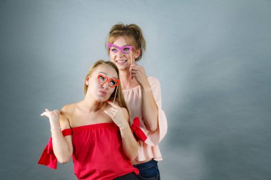 Karnaval maske ile iki kadın
