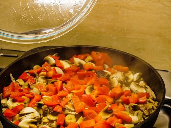 Légumes mélangés dans une casserole . — Photo