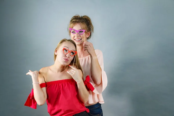 Zwei Frauen mit Faschingsmasken — Stockfoto