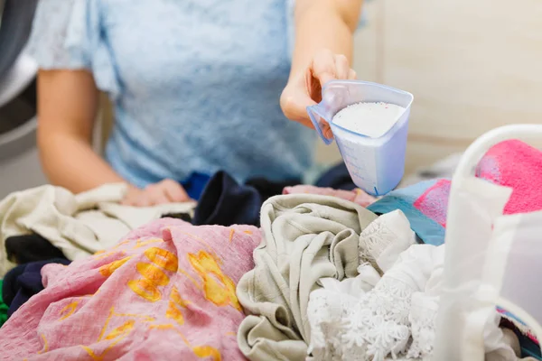 Kadın yıkama yıkama toz deterjan kullanarak — Stok fotoğraf