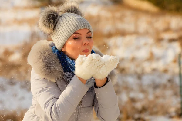 Kvinna klädd i varma outfit under vintern — Stockfoto