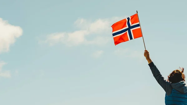 Mano tiene bandiera norvegese contro il cielo — Foto Stock