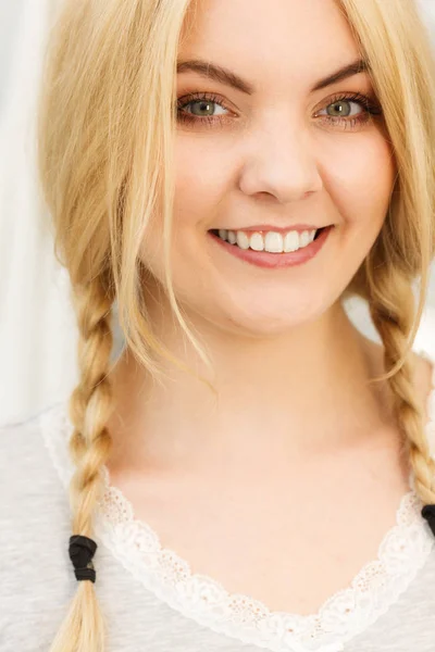 Mujer rubia encantadora en trenzas —  Fotos de Stock