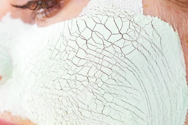 Flicka med mud mask på ansikte — Stockfoto