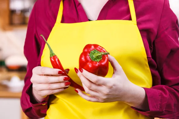 Mujer sosteniendo pimiento y chile — Foto de Stock