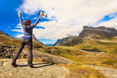 Dağlar doğa, Norveç bakarak mutlu turist