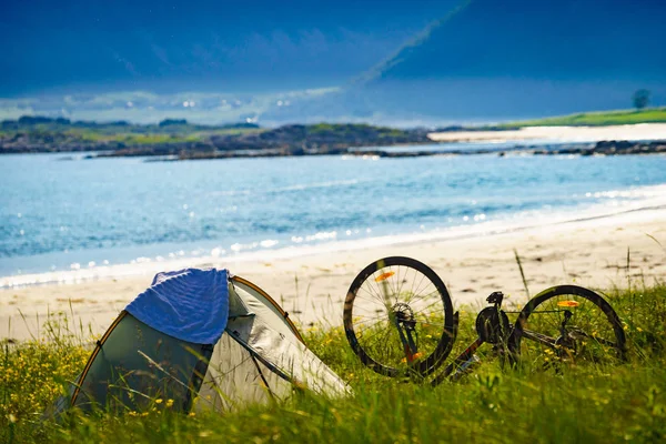 Палатка и велосипед на пляже, Лофотен Норвегия — стоковое фото