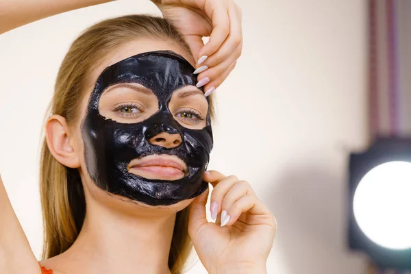 Dziewczyna usuwa czarną maskę z twarzy — Zdjęcie stockowe