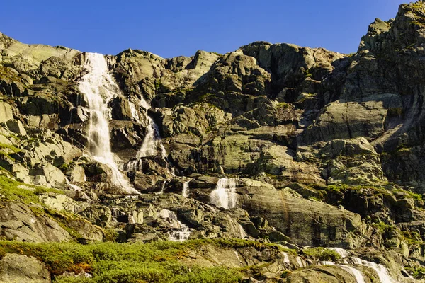 Cascada en las montañas. Ruta noruega Sognefjellet — Foto de Stock