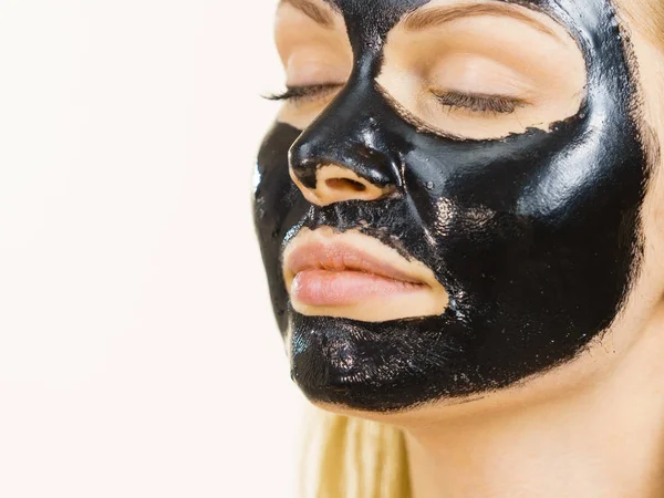 Chica negro carbo despegar máscara en la cara — Foto de Stock