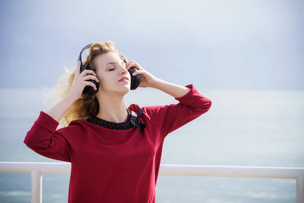 Mulher usando fones de ouvido ao ar livre — Fotografia de Stock
