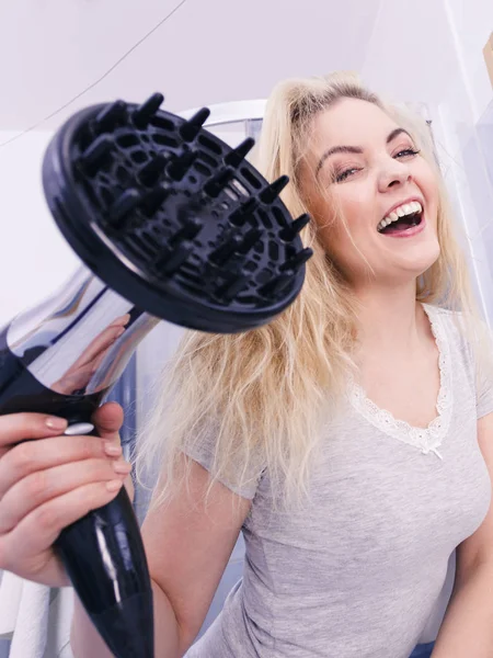 Saç kurutma makinesi difüzör ile bukleler yapıyor kadın — Stok fotoğraf