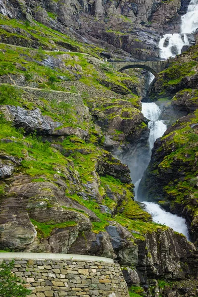 Norveç'te trollstigen dağ yolu — Stok fotoğraf