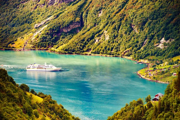 Fjord Geirangerfjord avec bateau de croisière, Norvège . — Photo