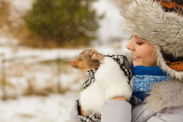 Abraço de mulher aquecendo seu cachorrinho no inverno — Fotografia de Stock