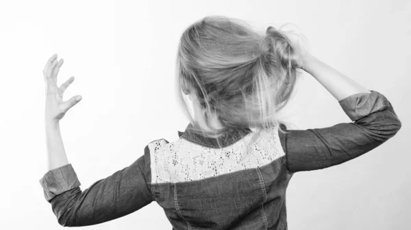 Wütende Frau reißt Haare aus dem Kopf. — Stockfoto