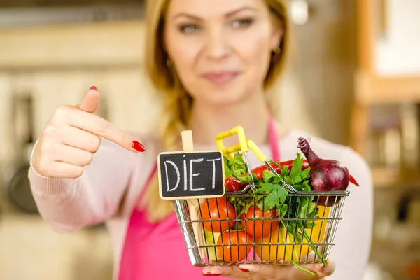 Backet de compras com legumes de dieta — Fotografia de Stock