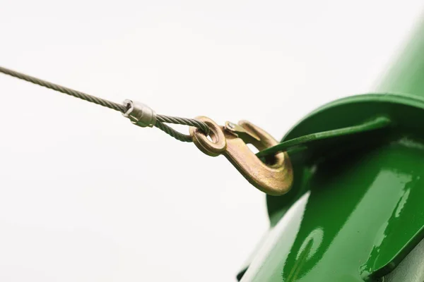 Corda de metal enganchada com um gancho de aço na máquina — Fotografia de Stock