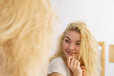 Mutlu taze sarışın kadın banyoda