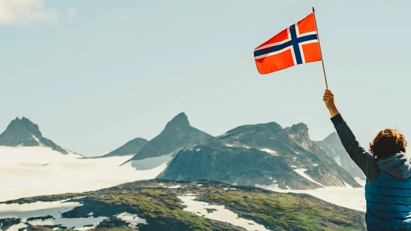 Dağlarda Norveç bayrağı ile turist — Stok fotoğraf