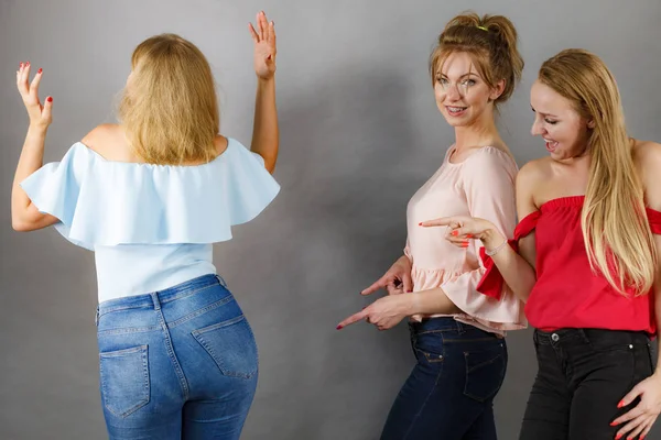 Las mujeres chismorreando sobre la forma del cuerpo amigo — Foto de Stock