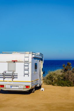 Kumsalda kamp arabası, deniz kıyısında kamp.