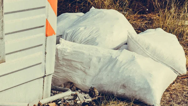 Cubo de basura industrial grande al aire libre — Foto de Stock